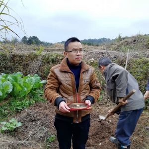 在江西于都风水寻龙点穴安葬岳父老人家