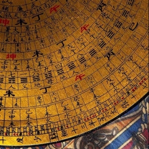 风水先生告诫儿子：宁挂虎王，不挂死像，啥意思？农村家中摆设有讲究！