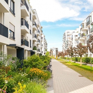 买房需谨慎！千万不要阳台正对两栋楼中间！