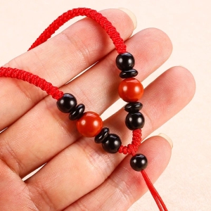 时常有人手戴红绳，你知道红绳有什么作用吗？
